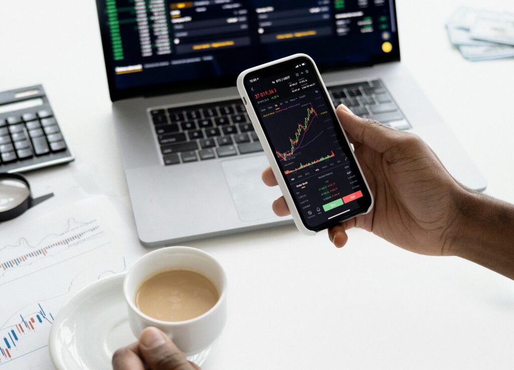 Application Bourse 2025 : Quelle est la Meilleure App pour Investir ? pexels anna nekrashevich 6801874