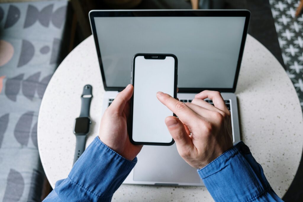 Rotation d’écran iPhone : comment l’activer ou la désactiver facilement pexels cottonbro 5054350